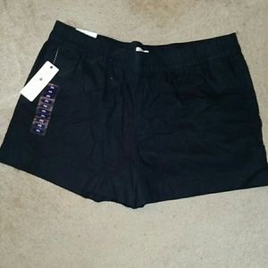 Peace & pearls pull on black linen shorts